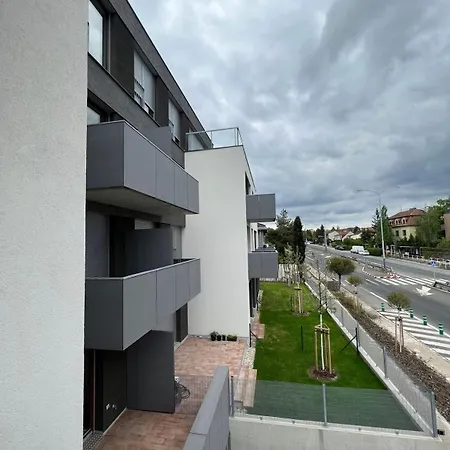 Bright & Cosy 1-bedroom With Balcony