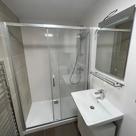 Bright & Cosy 1-bedroom With Balcony Apartment *