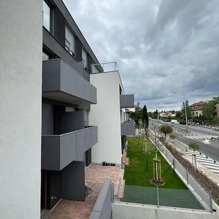 Bright & Cosy 1-bedroom With Balcony