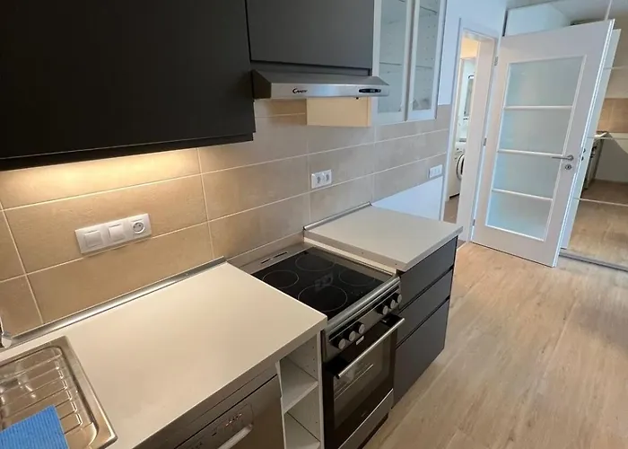 아파트 Bright & Cosy 1-bedroom With Balcony *